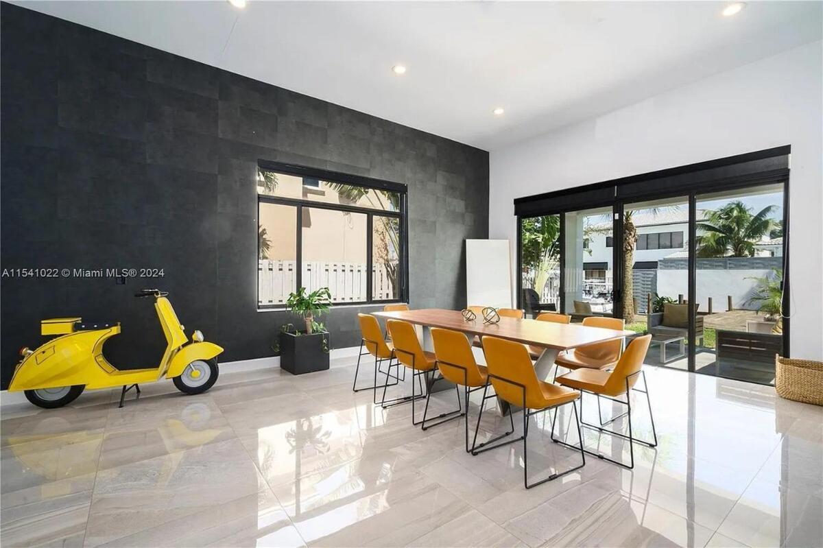 Glamorous Waterfront Canal With Pvt Dock And Pool Villa Fort Lauderdale