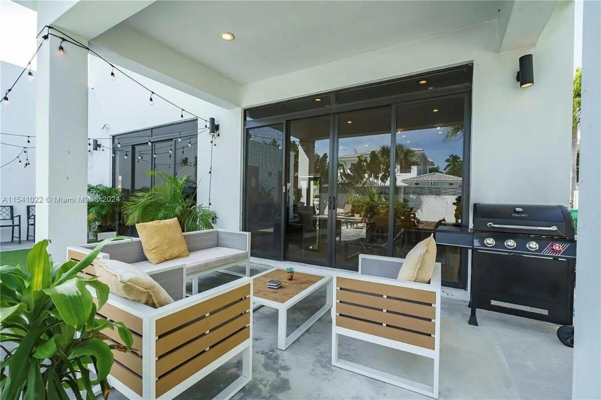 Villa Glamorous Waterfront Canal With Pvt Dock And Pool Fort Lauderdale