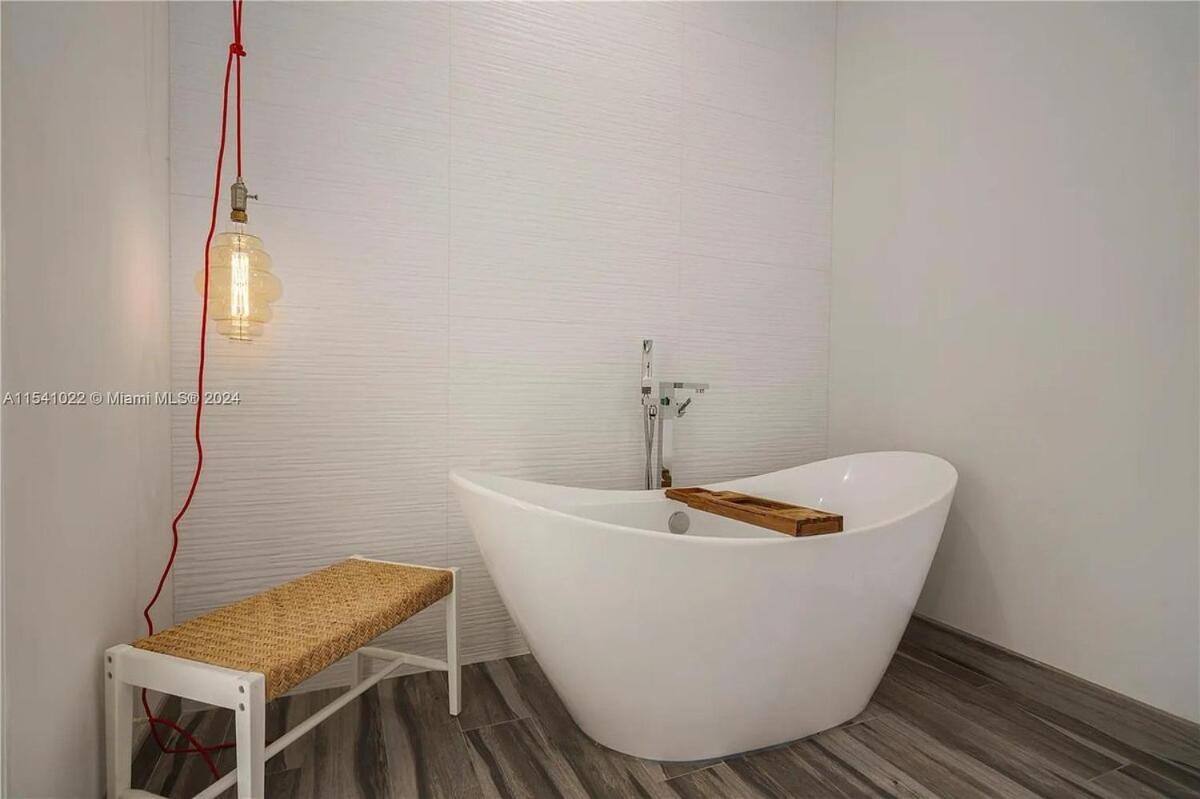 Villa Glamorous Waterfront Canal With Pvt Dock And Pool