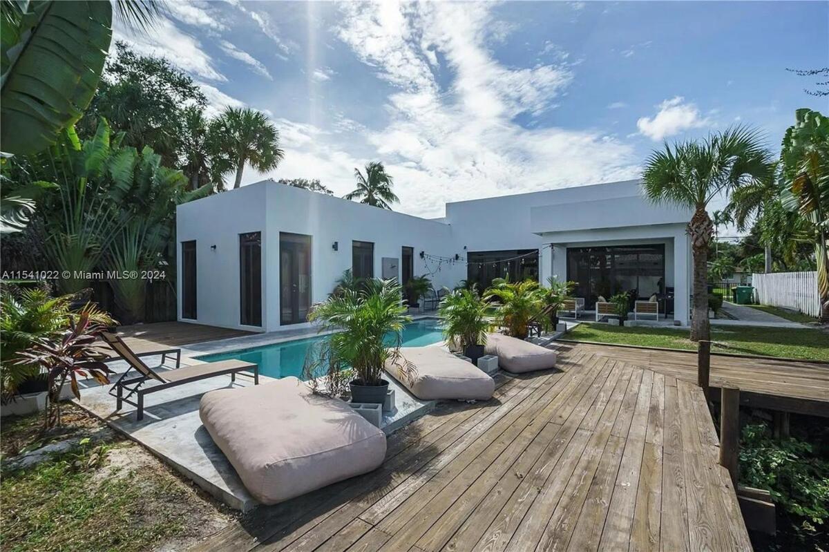 Glamorous Waterfront Canal With Pvt Dock And Pool Villa Fort Lauderdale