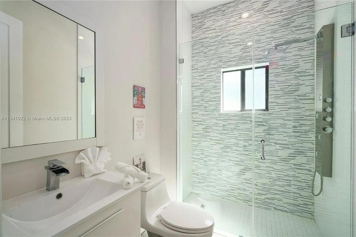 Villa Glamorous Waterfront Canal With Pvt Dock And Pool Fort Lauderdale
