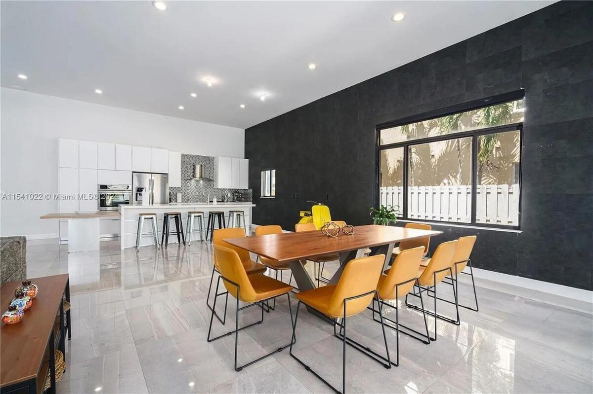 Villa Glamorous Waterfront Canal With Pvt Dock And Pool *