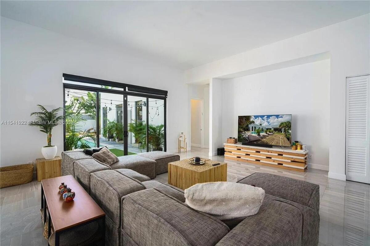 Glamorous Waterfront Canal With Pvt Dock And Pool Villa *