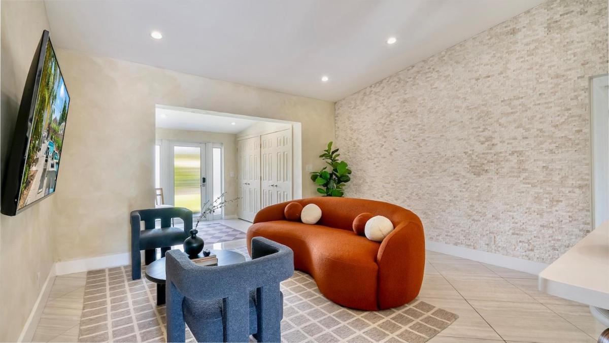 Designer With Heated Pool, Hot Tub, Close To The Villa
