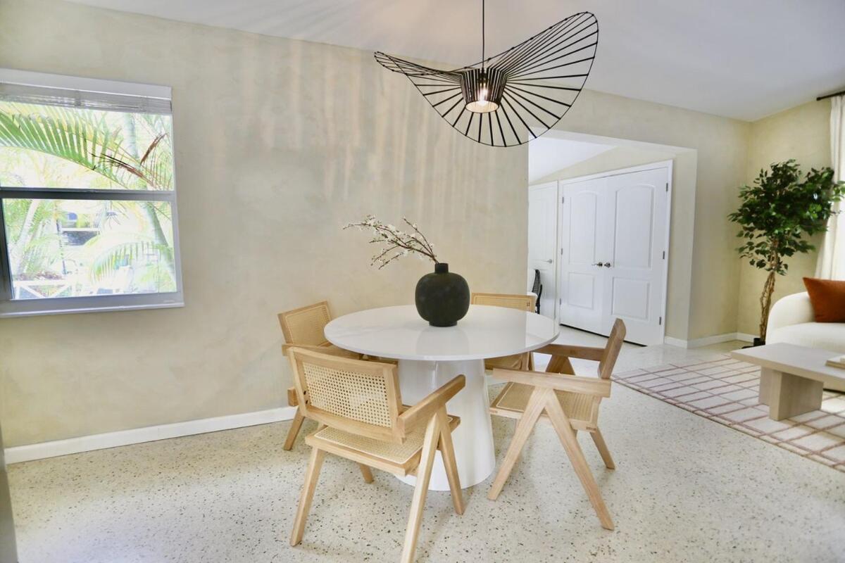 Designer With Heated Pool, Hot Tub, Close To The Villa