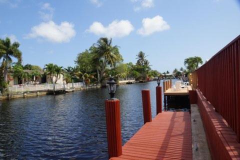 4 Bedroom With Pool, Dock, Canal. Bermuda's Secret *