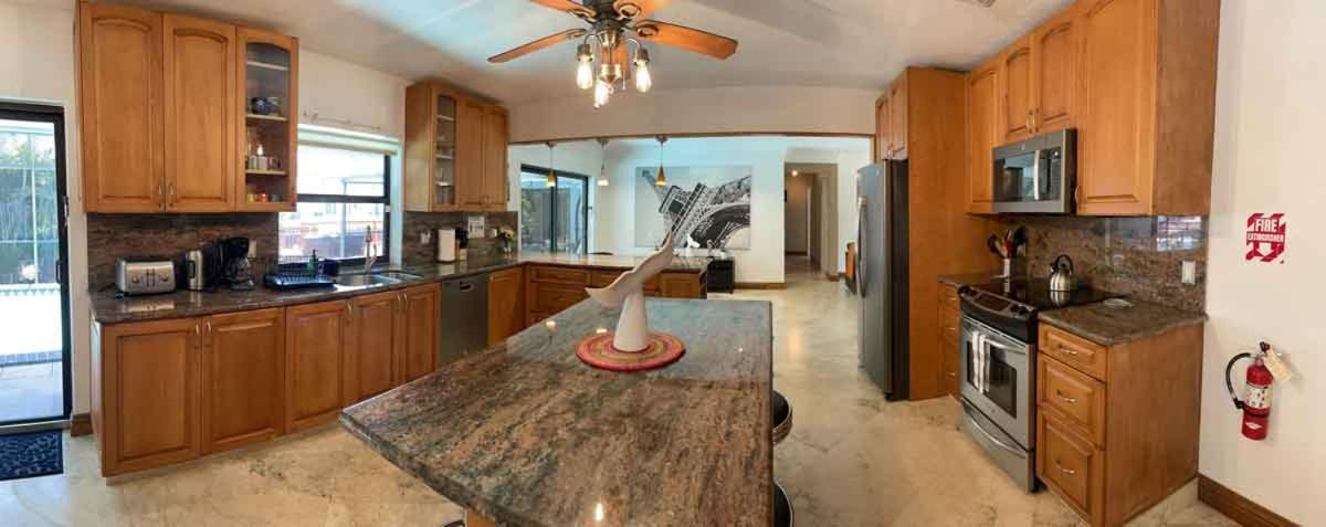 4 Bedroom With Pool, Dock, Canal. Bermuda's Secret