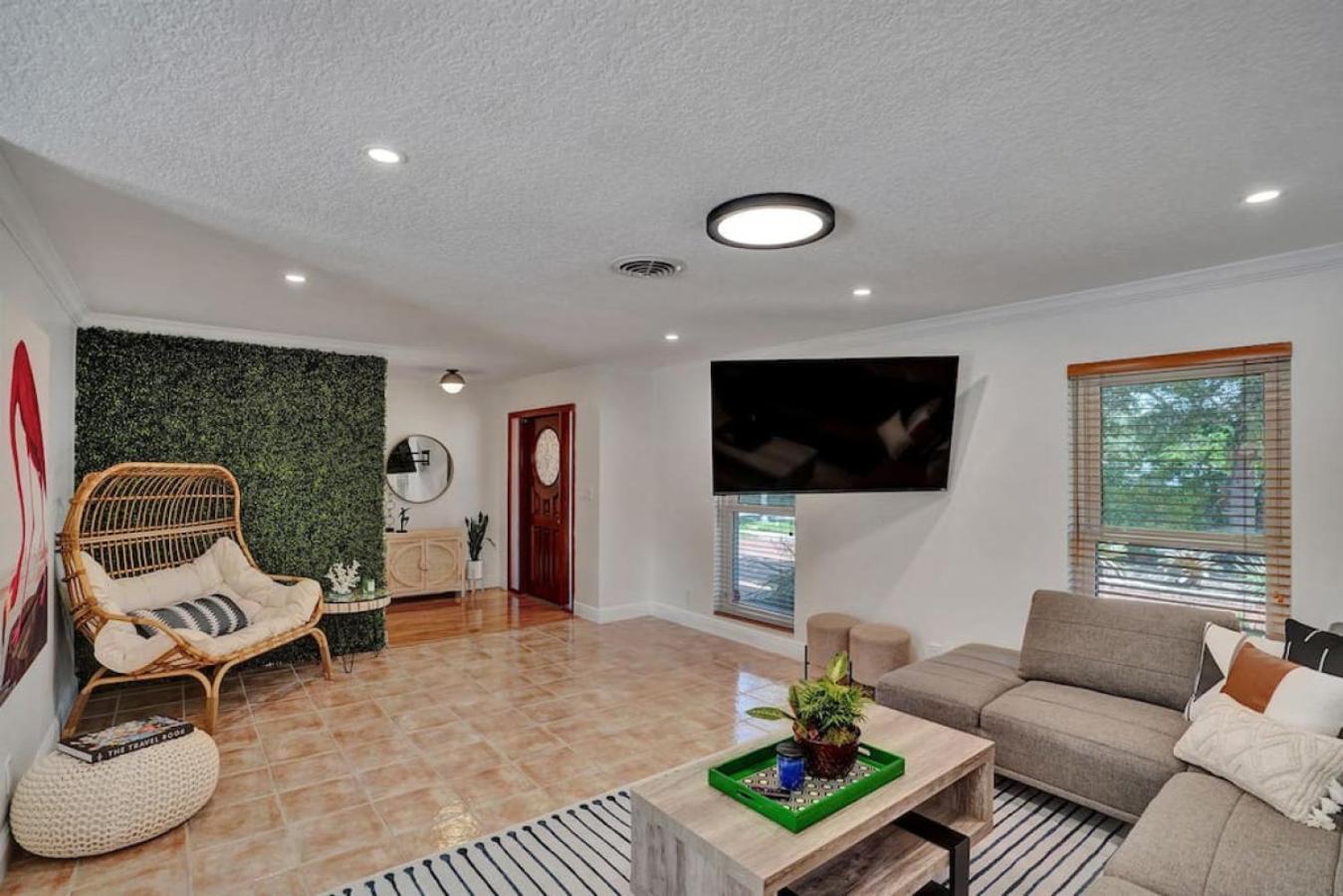 The Dreamcatcher - 4 Bed, 2 Bath, Private Heated Pool, Bbq, Game Room, Park * Fort Lauderdale