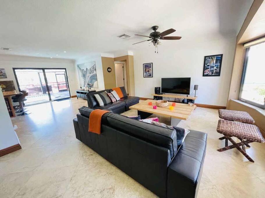 4 Bedroom With Pool, Dock, Canal. Bermuda's Secret Fort Lauderdale