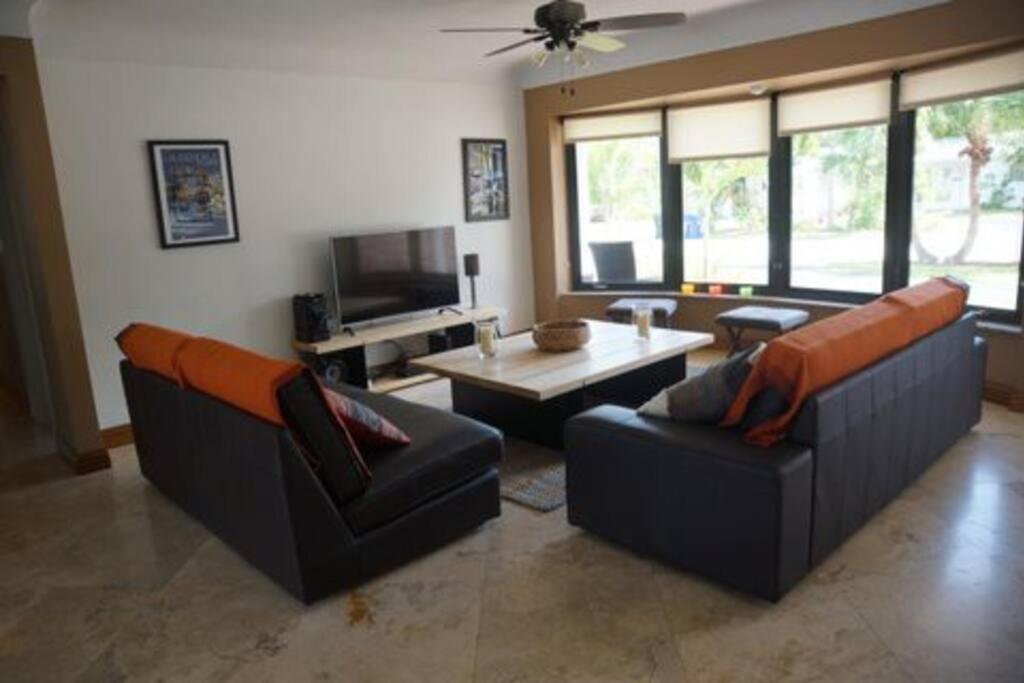 4 Bedroom With Pool, Dock, Canal. Bermuda's Secret * Fort Lauderdale