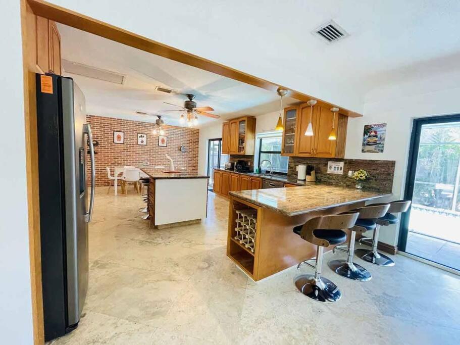 Villa 4 Bedroom With Pool, Dock, Canal. Bermuda's Secret