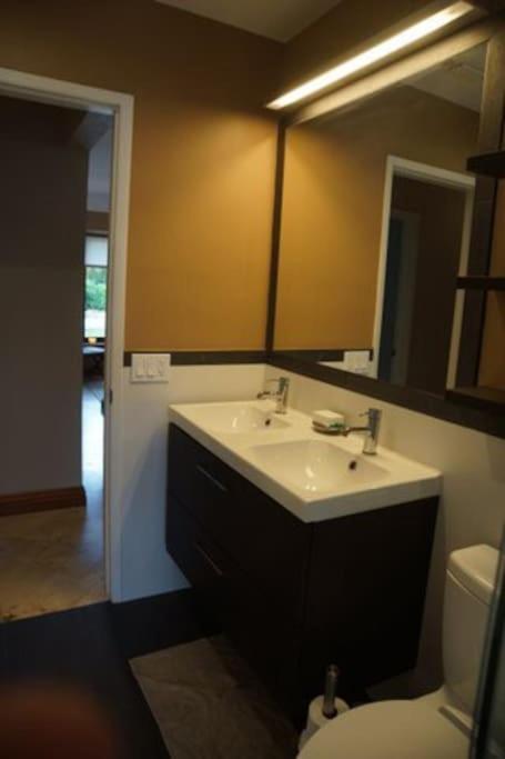 Villa 4 Bedroom With Pool, Dock, Canal. Bermuda's Secret *