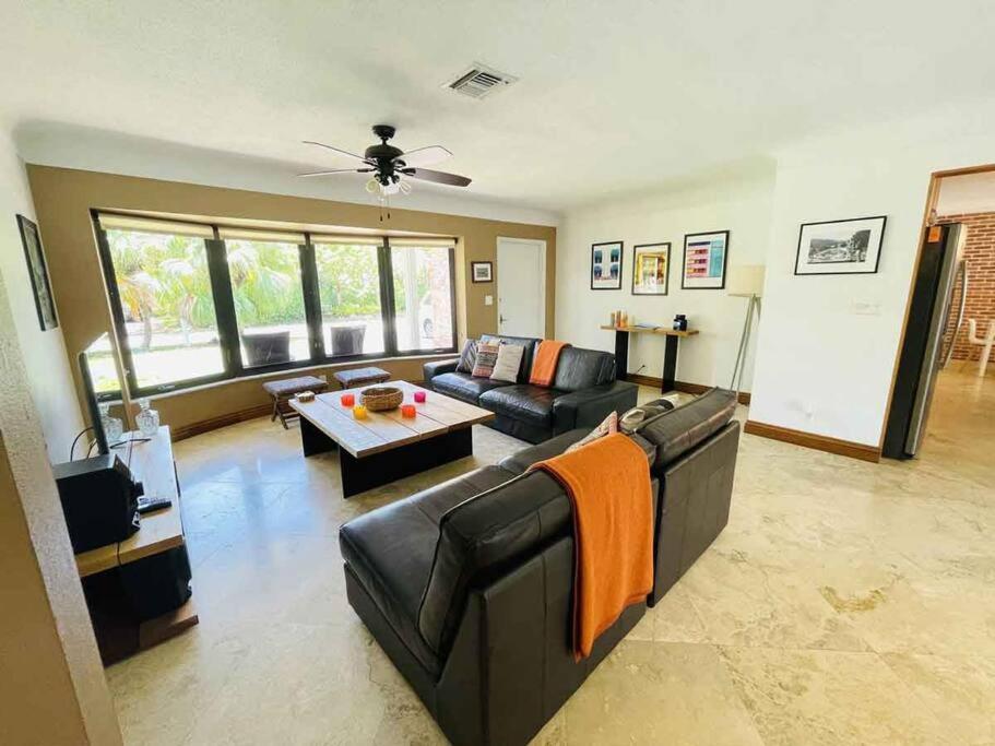 4 Bedroom With Pool, Dock, Canal. Bermuda's Secret Villa Fort Lauderdale
