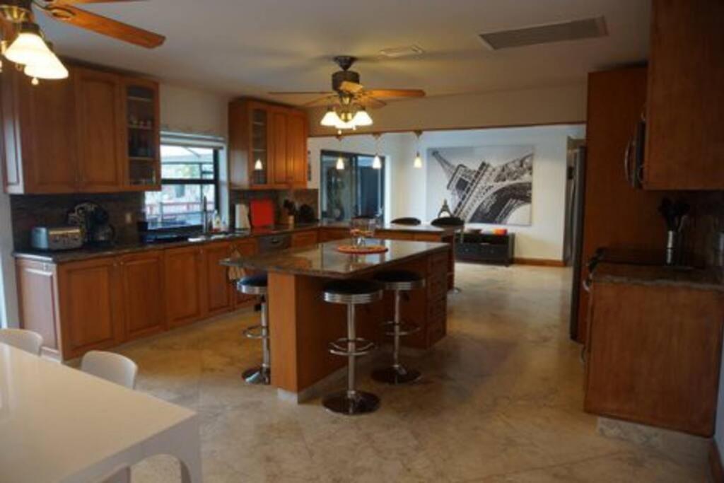 4 Bedroom With Pool, Dock, Canal. Bermuda's Secret *