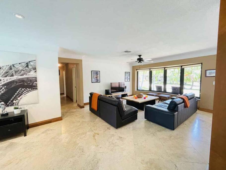4 Bedroom With Pool, Dock, Canal. Bermuda's Secret Villa *