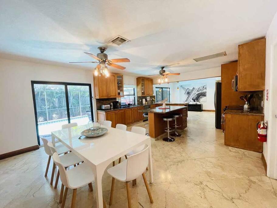 4 Bedroom With Pool, Dock, Canal. Bermuda's Secret Villa Fort Lauderdale