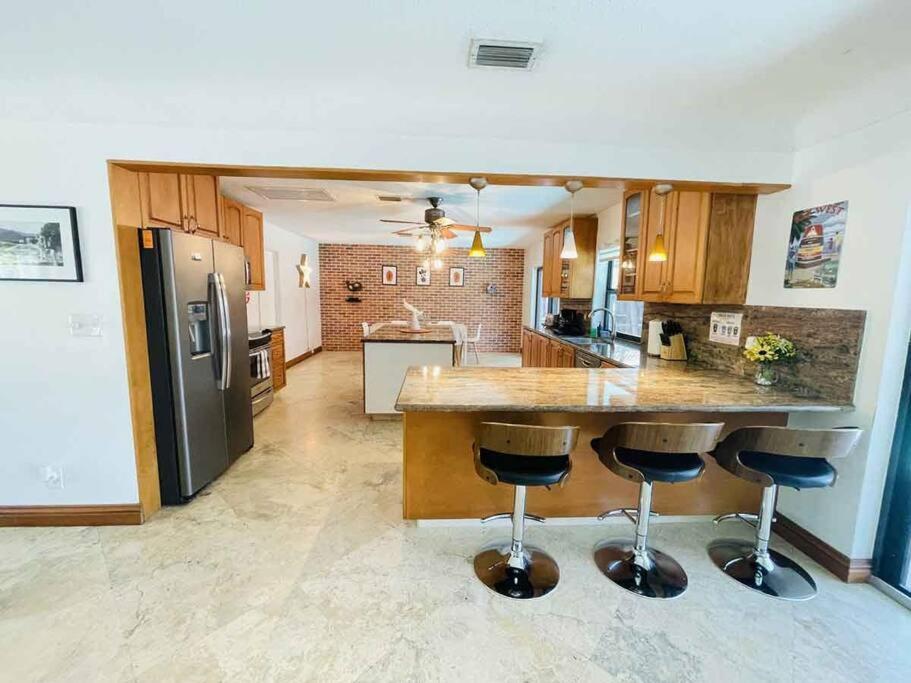4 Bedroom With Pool, Dock, Canal. Bermuda's Secret *