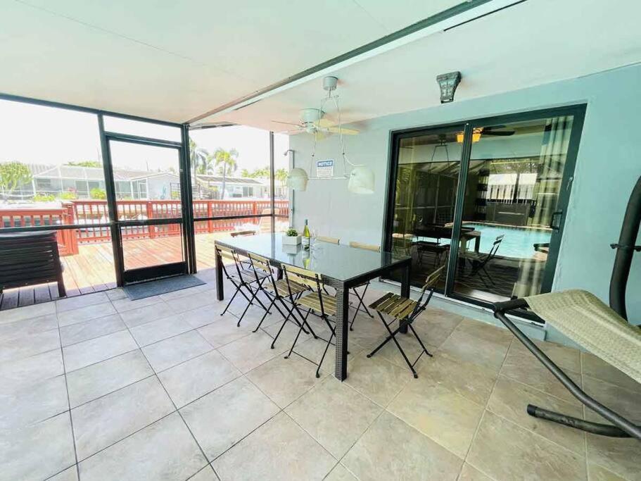 4 Bedroom With Pool, Dock, Canal. Bermuda's Secret