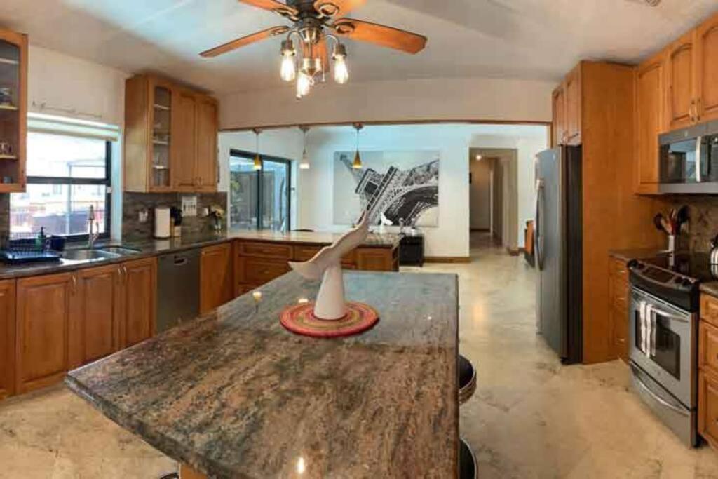 4 Bedroom With Pool, Dock, Canal. Bermuda's Secret Fort Lauderdale