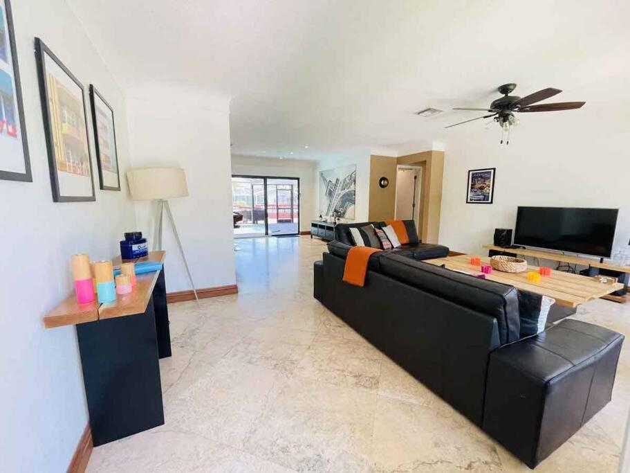 4 Bedroom With Pool, Dock, Canal. Bermuda's Secret * Fort Lauderdale