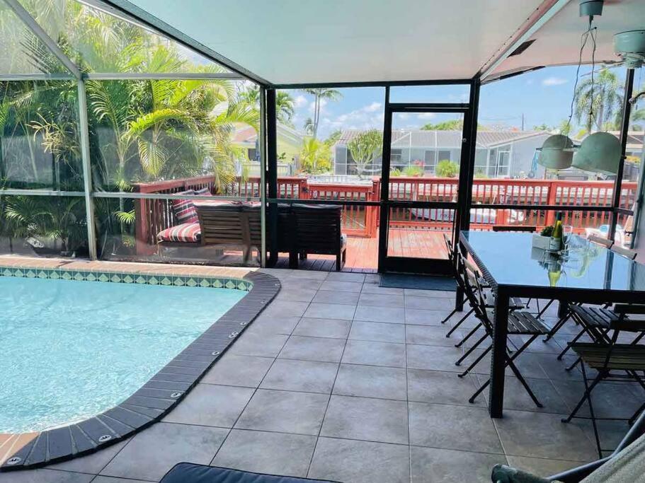 4 Bedroom With Pool, Dock, Canal. Bermuda's Secret Villa