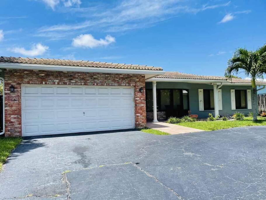4 Bedroom With Pool, Dock, Canal. Bermuda's Secret Villa