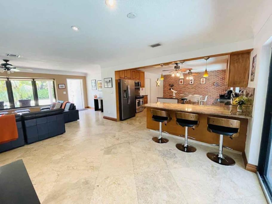 4 Bedroom With Pool, Dock, Canal. Bermuda's Secret *
