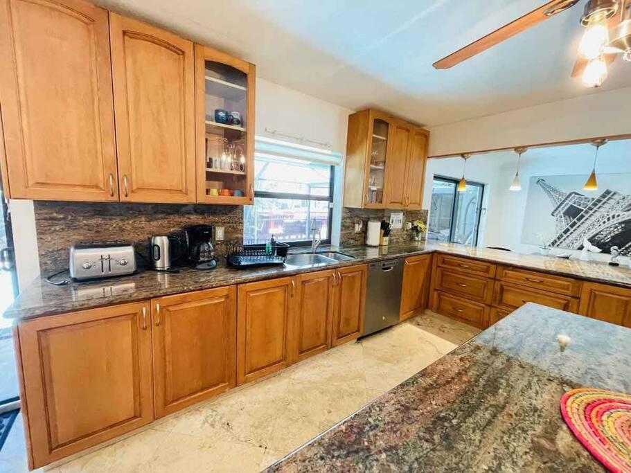4 Bedroom With Pool, Dock, Canal. Bermuda's Secret Fort Lauderdale