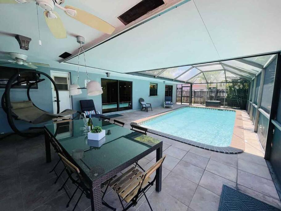 4 Bedroom With Pool, Dock, Canal. Bermuda's Secret Villa *
