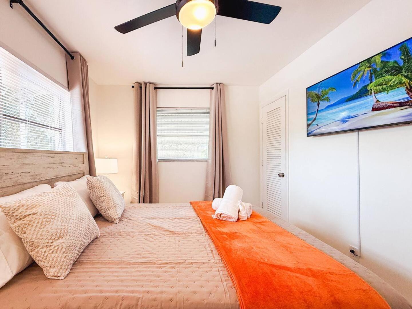 Luxury Oakland Park Retreat Pool Access Holiday home *
