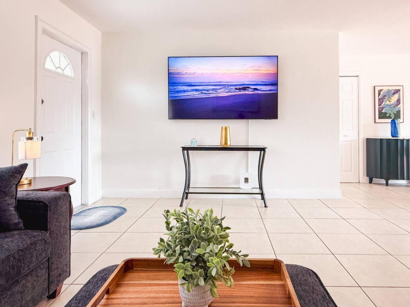 Luxury Oakland Park Retreat Pool Access Holiday home *