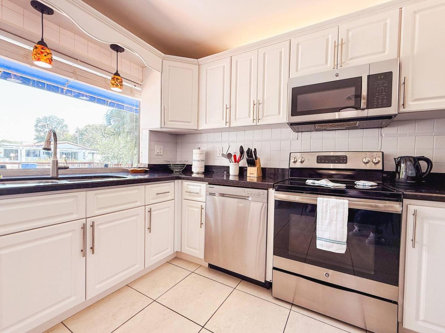 Luxury Oakland Park Retreat Pool Access Holiday home