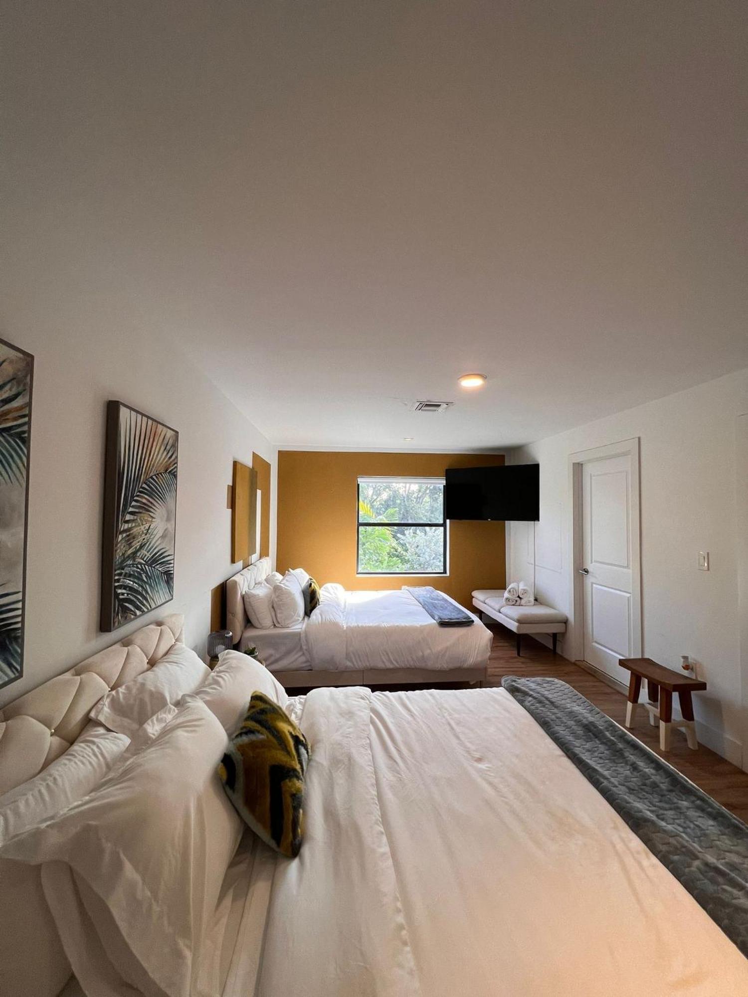 Super Stylish 4 Bedroom Steps From The Fun * Fort Lauderdale