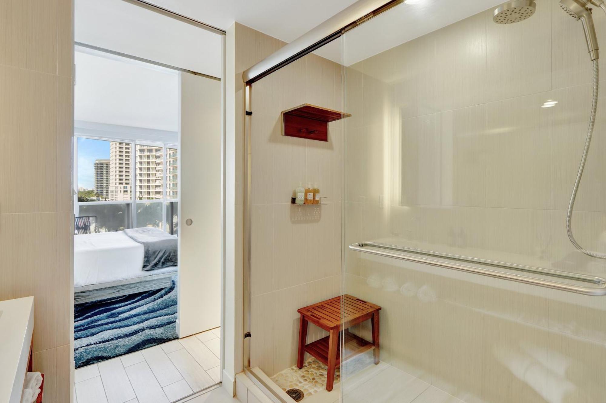 Club - Oceanfront Luxury, Amenities, Balcony Views Apartment