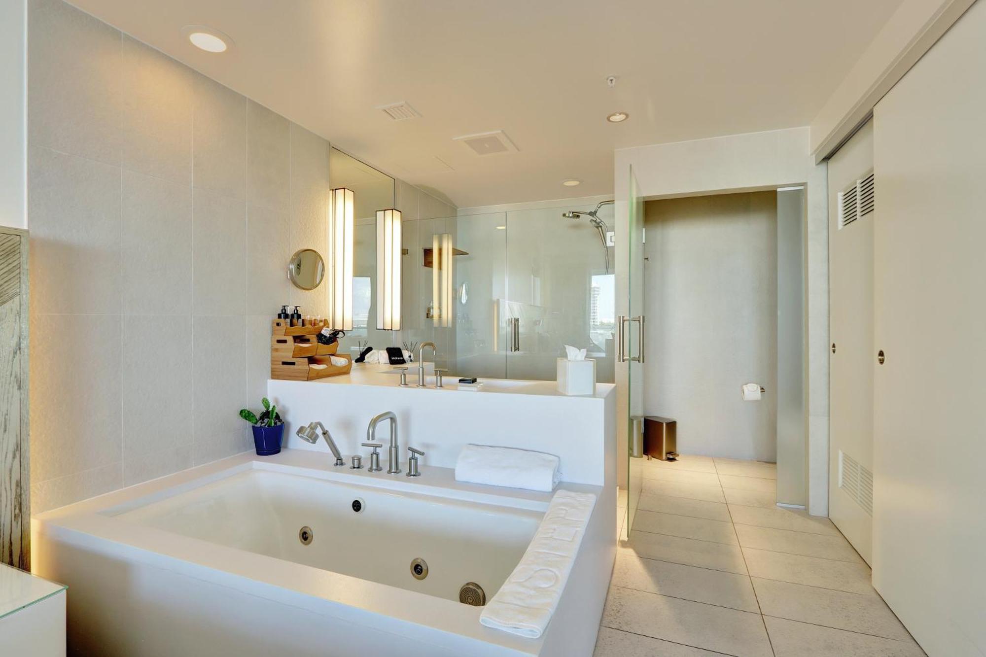 Club - Oceanfront Luxury, Amenities, Balcony Views Apartment