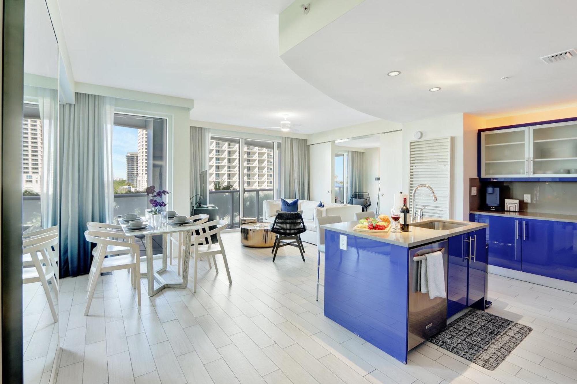 Apartment Club - Oceanfront Luxury, Amenities, Balcony Views *