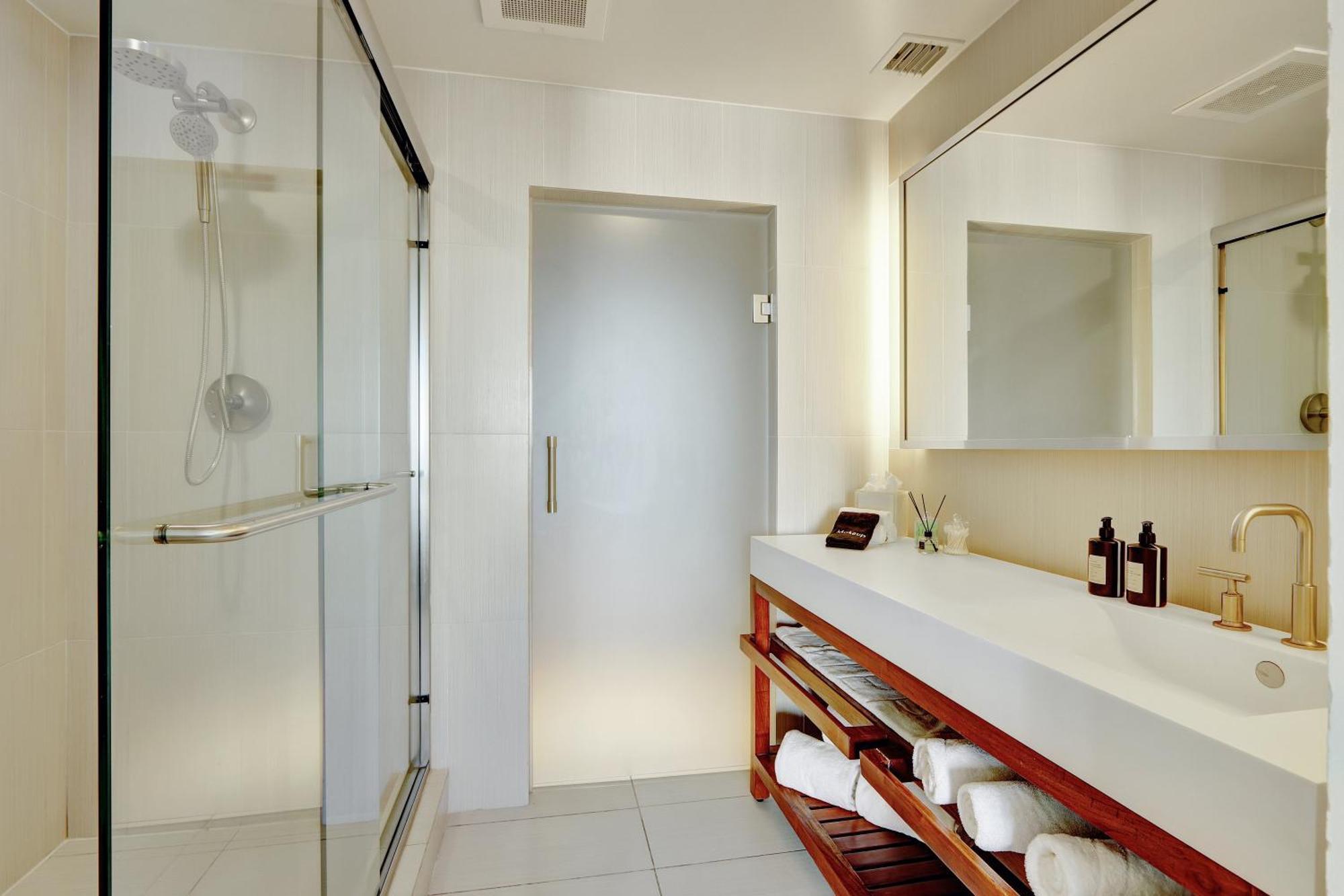 Club - Oceanfront Luxury, Amenities, Balcony Views Apartment *
