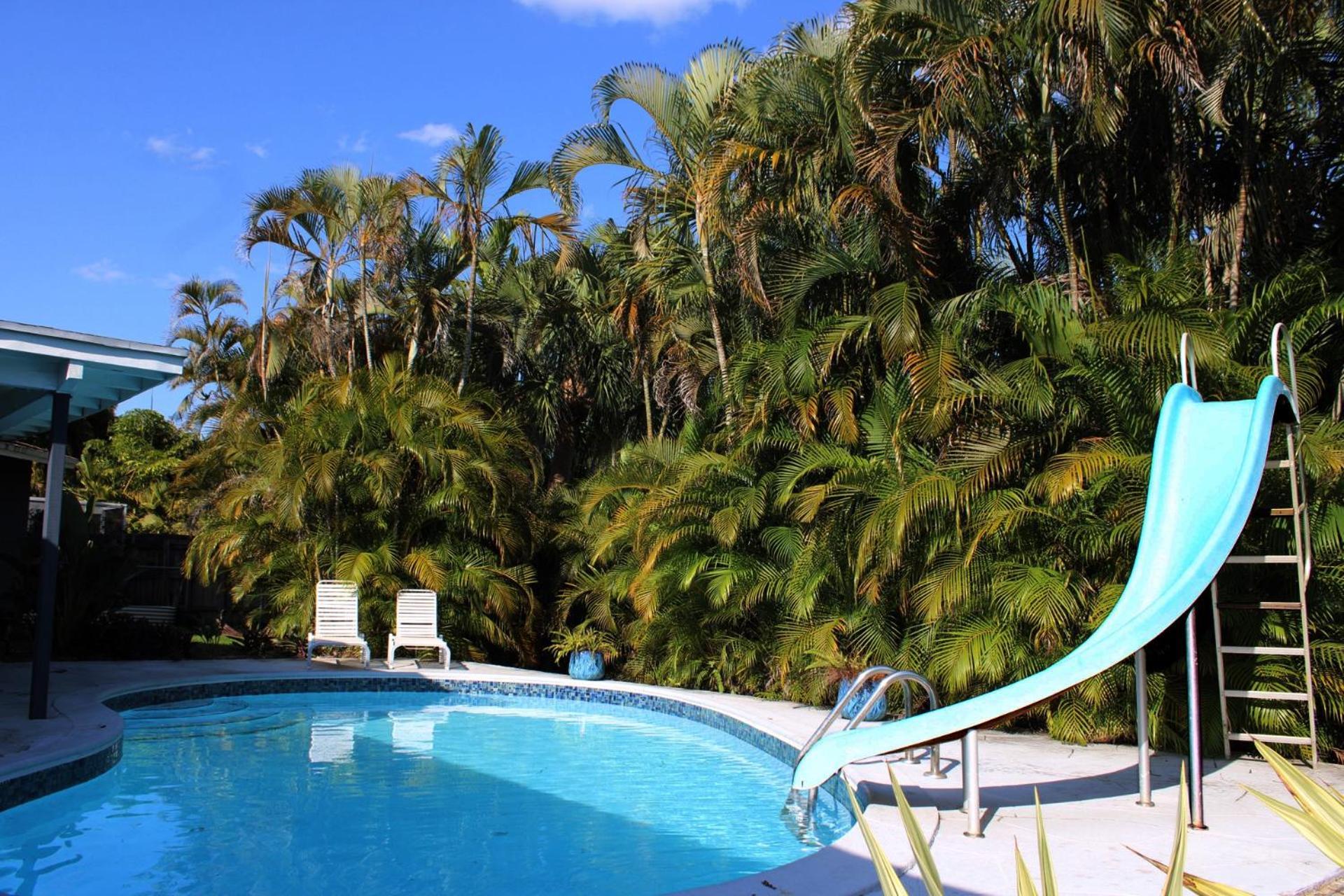 Spacious And Modern House With Pool Holiday home *