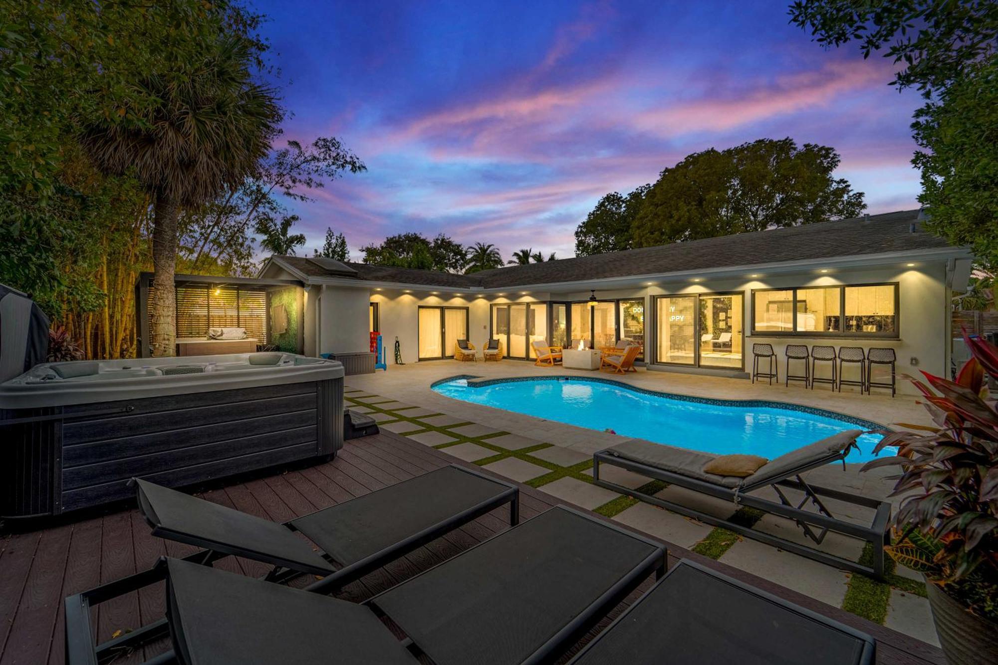 Holiday home Style Backyard Heated Pool Hot Tub Fire Pit *