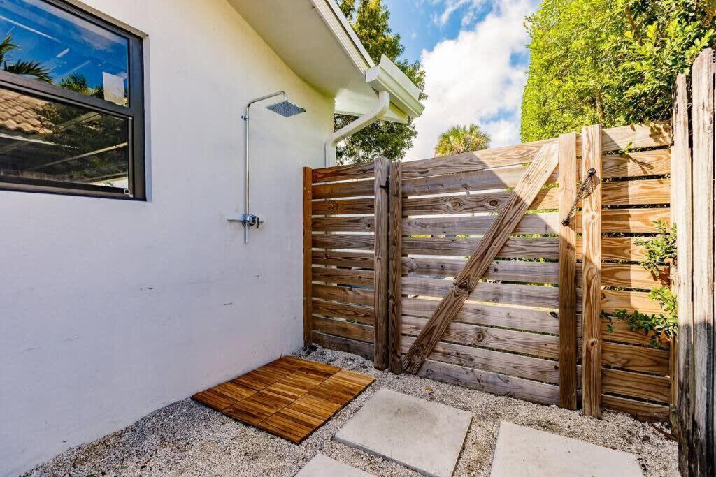 Holiday home Style Backyard Heated Pool Hot Tub Fire Pit Fort Lauderdale