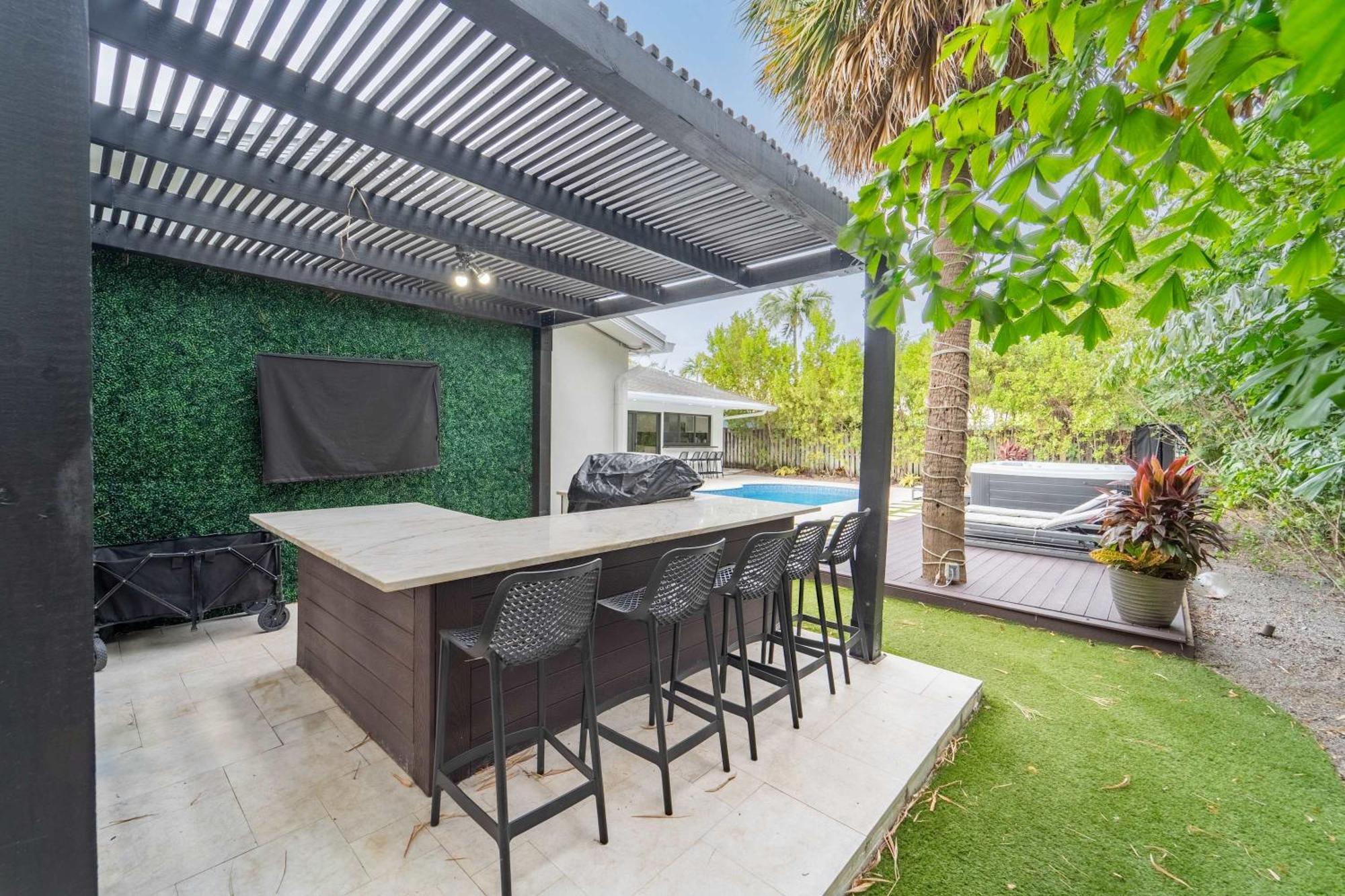 Holiday home Style Backyard Heated Pool Hot Tub Fire Pit *
