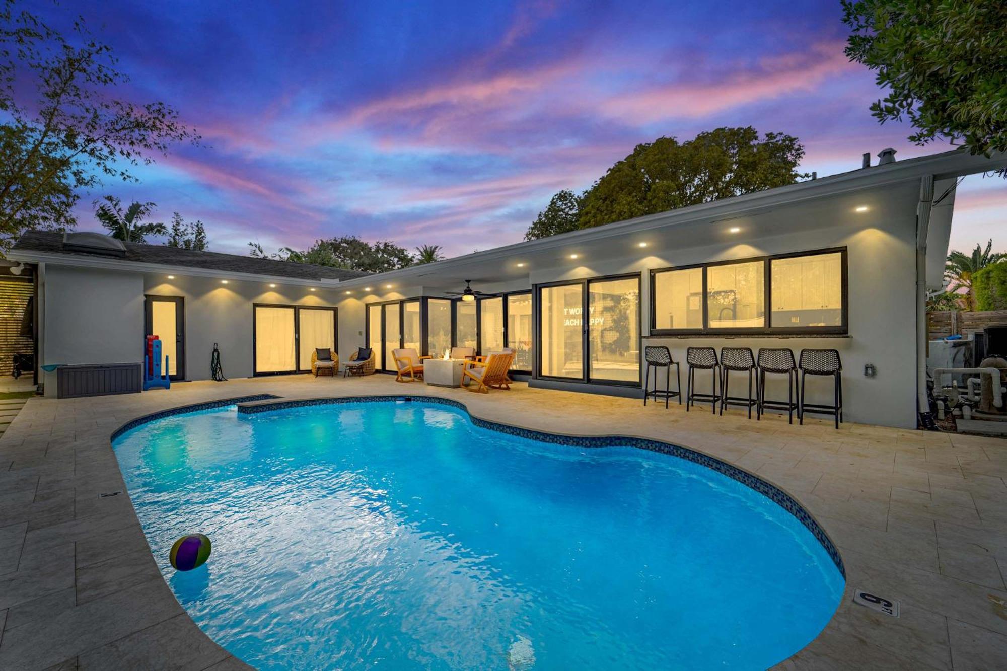 Holiday home Style Backyard Heated Pool Hot Tub Fire Pit