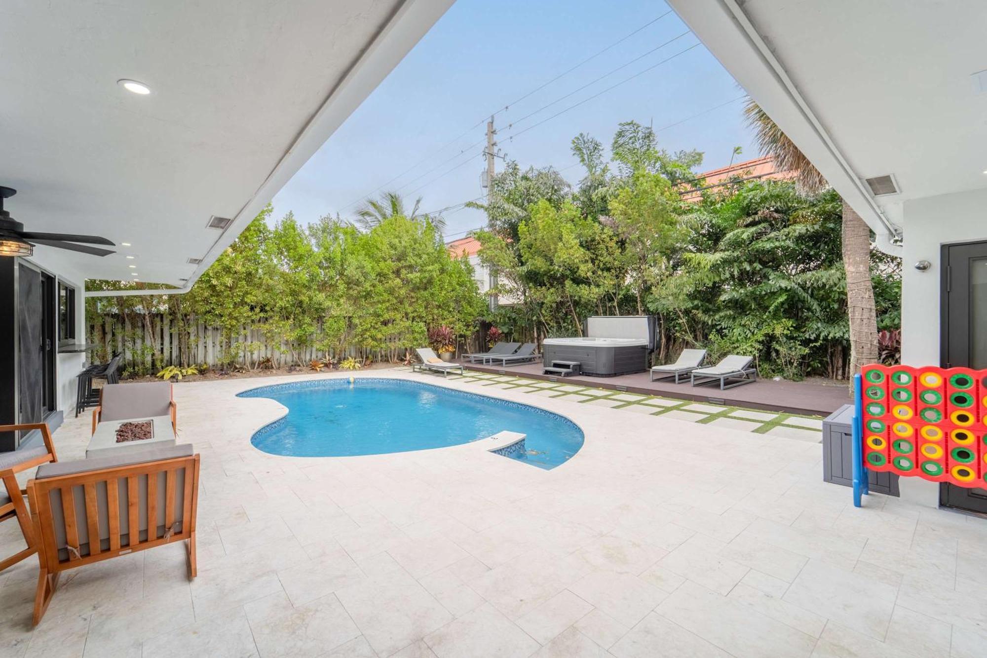 Style Backyard Heated Pool Hot Tub Fire Pit Holiday home Fort Lauderdale