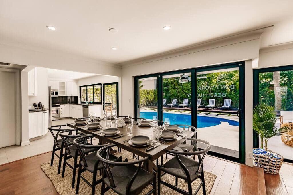 Holiday home Style Backyard Heated Pool Hot Tub Fire Pit Fort Lauderdale