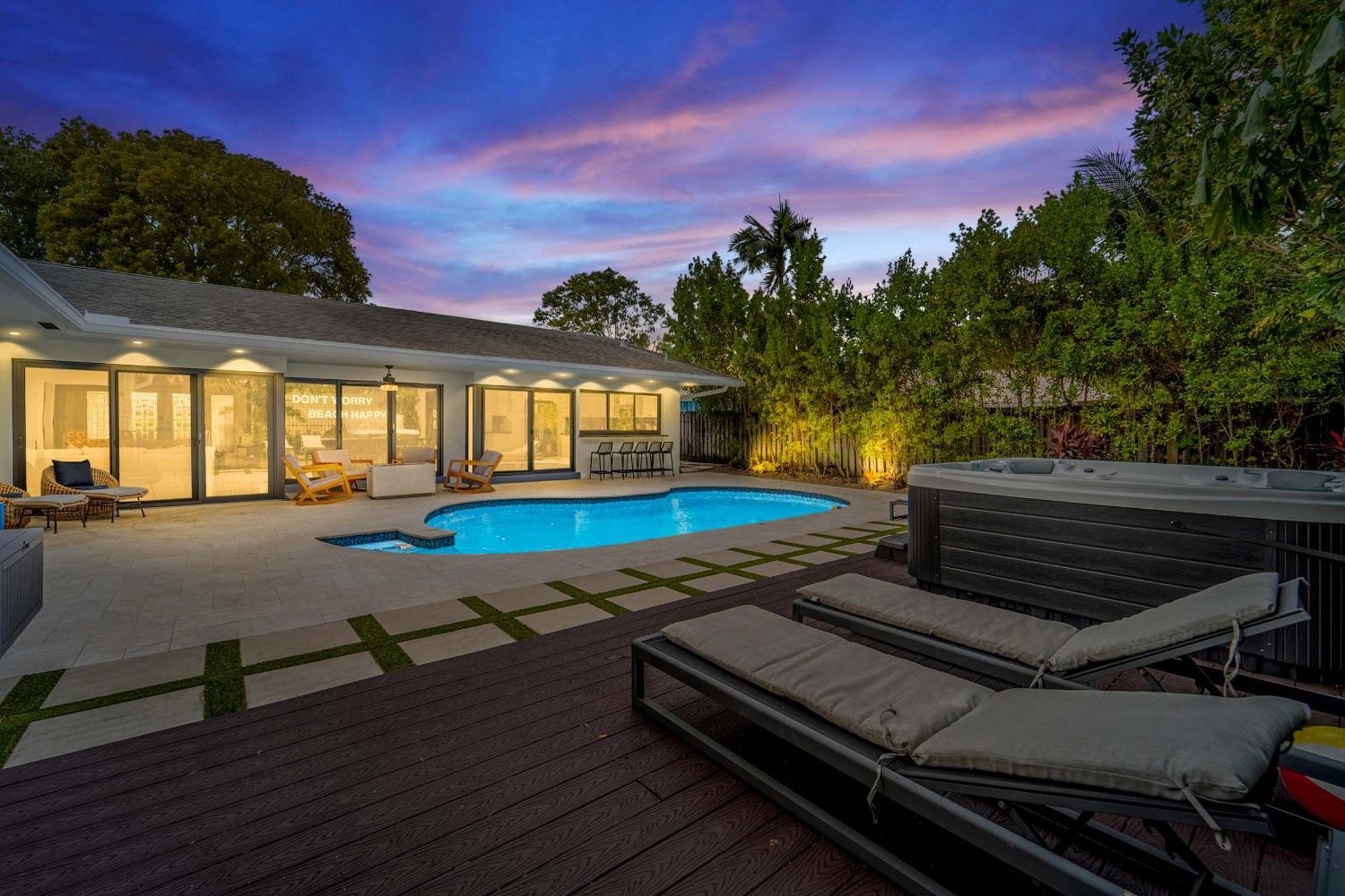 Style Backyard Heated Pool Hot Tub Fire Pit Holiday home Fort Lauderdale