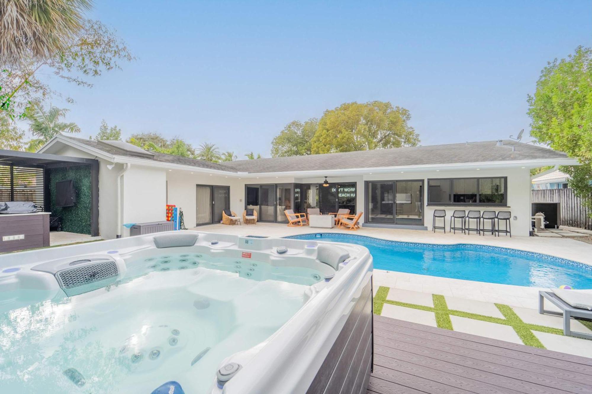 Holiday home Style Backyard Heated Pool Hot Tub Fire Pit *