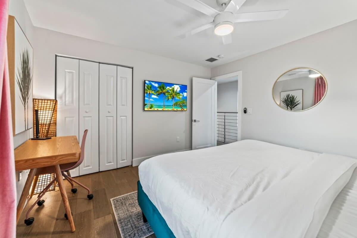 Chic Pool Oasis Modern Open Floor King Beds Holiday home *