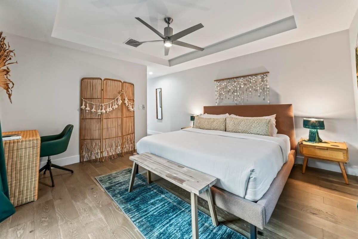 Chic Pool Oasis Modern Open Floor King Beds Holiday home *