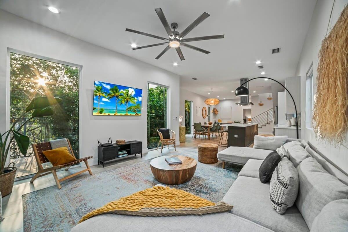 Holiday home Chic Pool Oasis Modern Open Floor King Beds *
