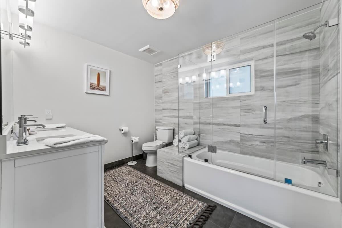 Chic Pool Oasis Modern Open Floor King Beds Fort Lauderdale